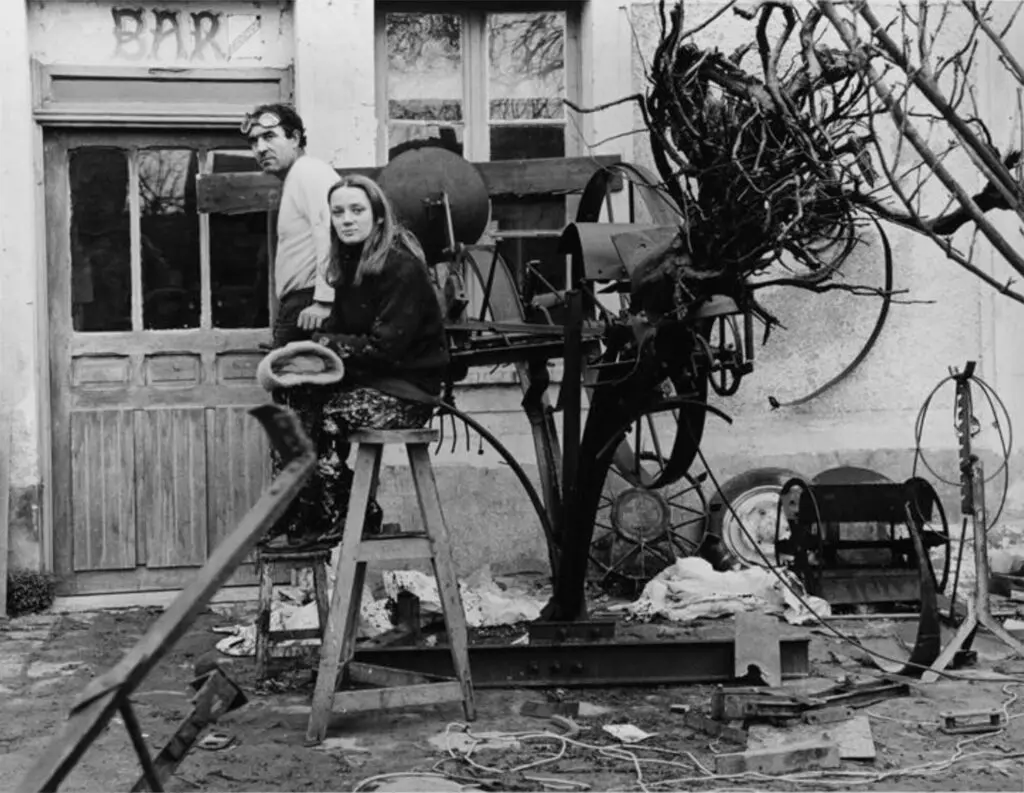 Jean Tinguely and Niki de Saint Phalle in their studio, photo by Kender Janos (1937-2009) and Shunk Harry (1924-2006)