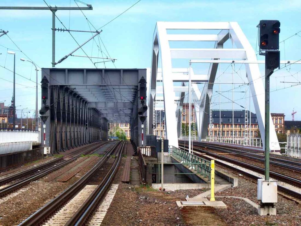 The railway bridges of the Konrad Adenauer Bridge between Ludwigshafen am Rhein and Mannheim - the old one on the left, the newly built one on the right