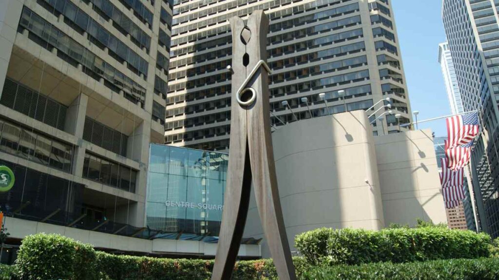 Claes Oldenburg Clothespin in Philadephia, steel sculpture